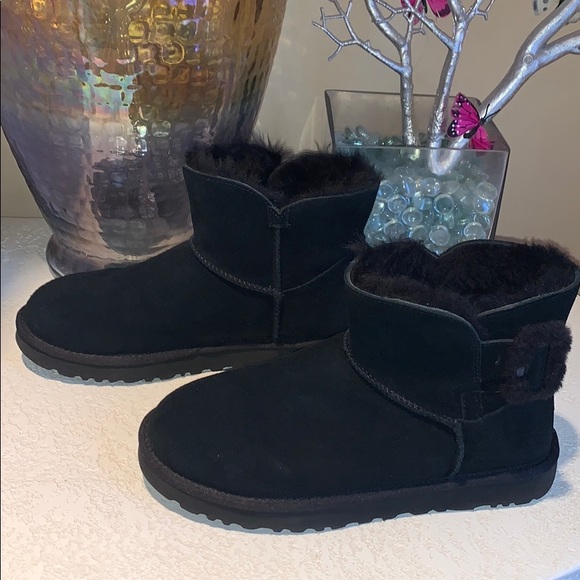•SOLD• UGG Black Mini Bailey Fluff Buckle - Picture 5 of 11